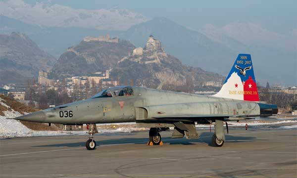avion Italeri F-5E Suisse 65 Ans Base de Sion